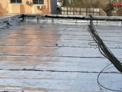 大兴卫生间漏水维修公司分享下大兴屋面楼顶防水刚性防水层施工要点。